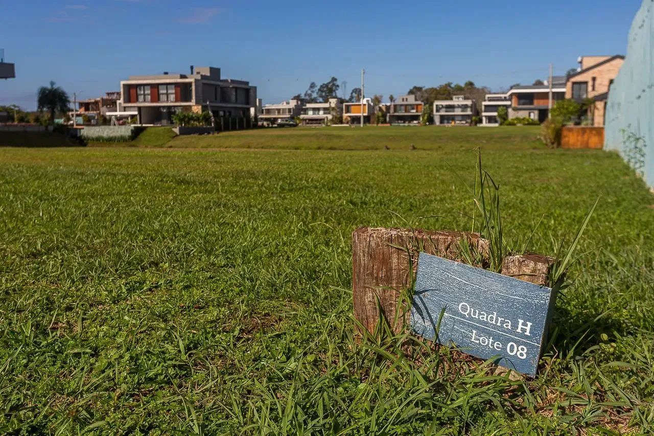 Casa de condomínio para venda possui 450 metros quadrados