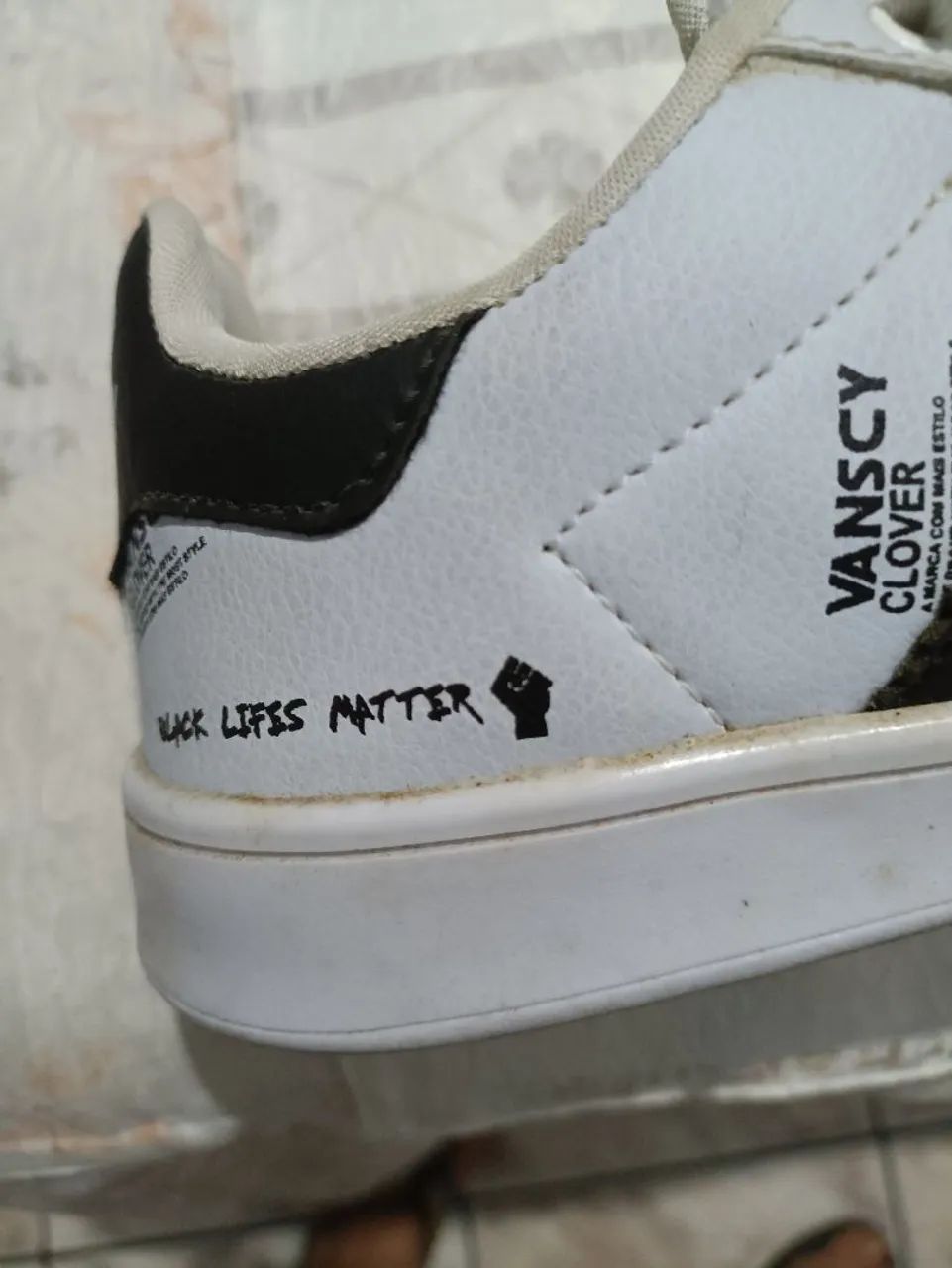 Tênis branco com detalhes pretos - Foto 2