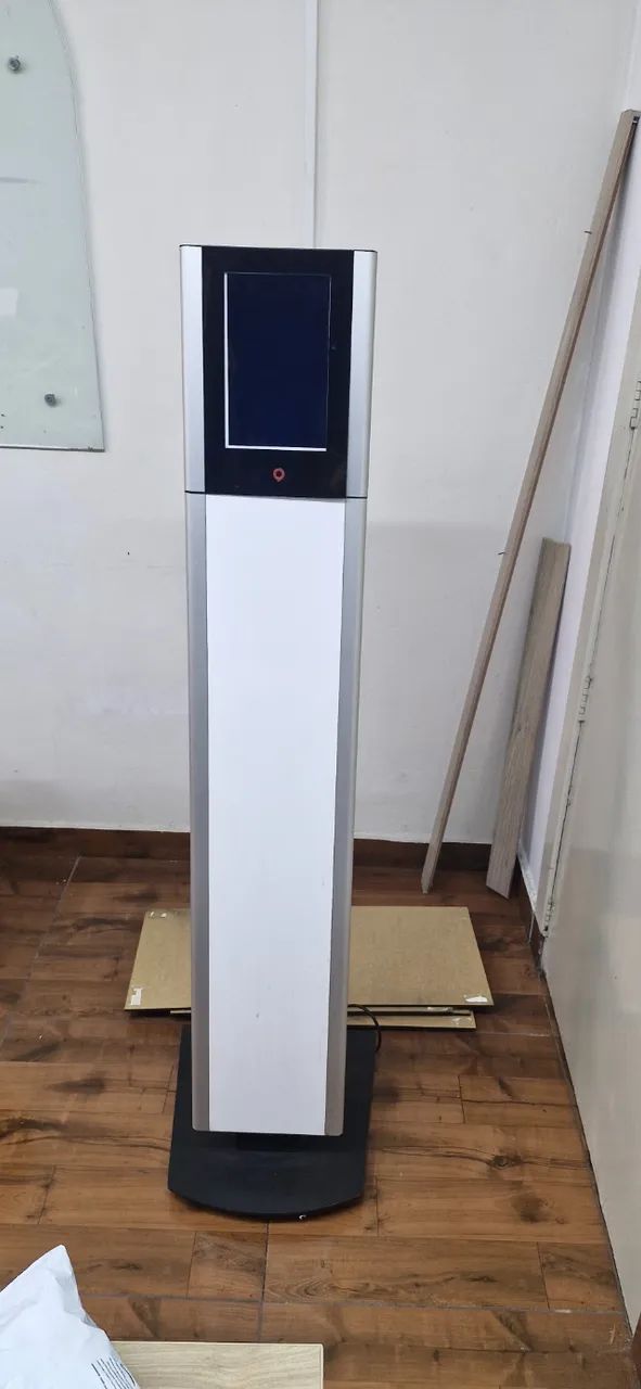 TOTEM EM AÇO ESCOVADO COM TABLET SAMSUNG 10 POLEGADAS