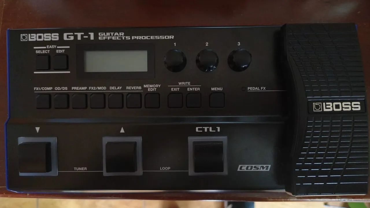 Pedaleira Boss GT-1 Zerada na caixa com os plásticos