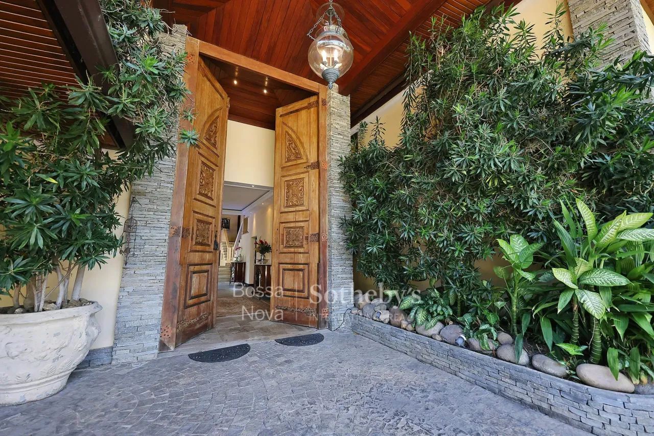 Casa com piscina e jardim assinado por Burle Marx no condomínio Santa Helena - Foto 3