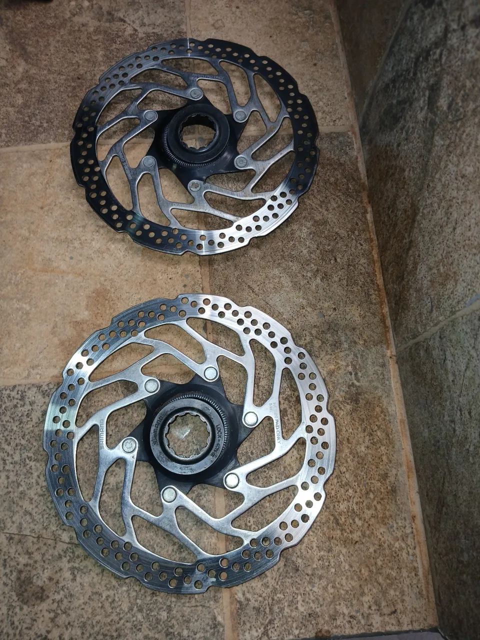 2 pares de discos de Freio 160mm para mtb e speed,dois novos e dois usados em otmo estado.