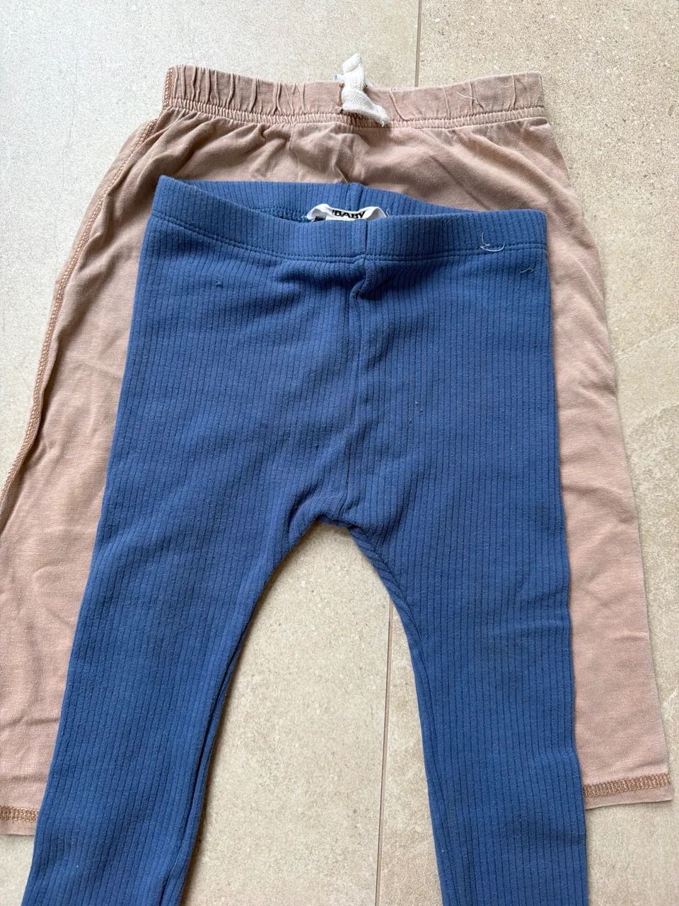 3 calças moletom leves 18-24 meses Cotton On usadas - Foto 2