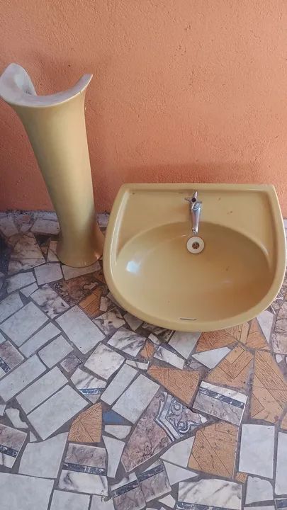 Lavatório com torneira mais um vaso sanitário 