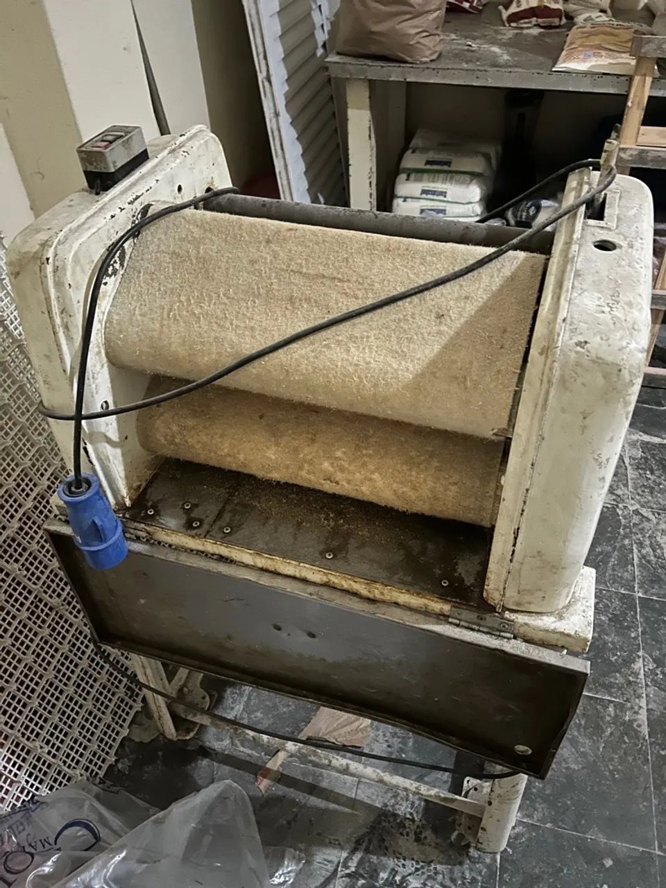 Modeladora de pães em ótimo estado 