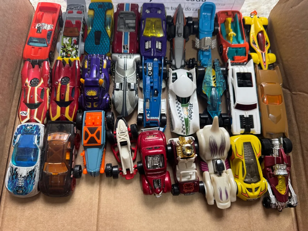 Lote 4: 27 carrinhos hotwheels variados no estado