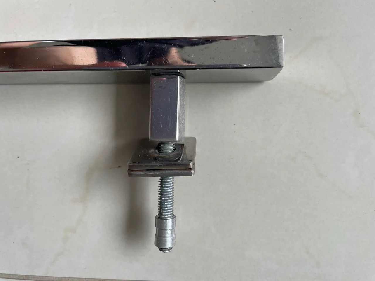 Excelente Puxador em ótimo estado Para Porta Inox Polido Alto Brilho 130cm - Foto 2