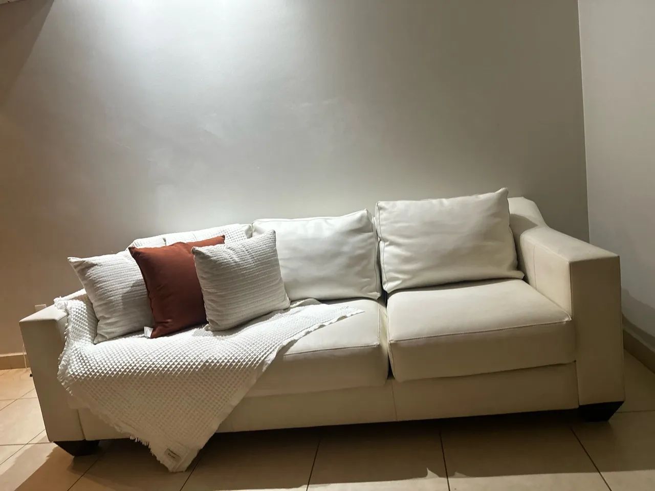 Sofá orgânico, 3 lugares, em couro, reclinável, elegante e confortável - Foto 4