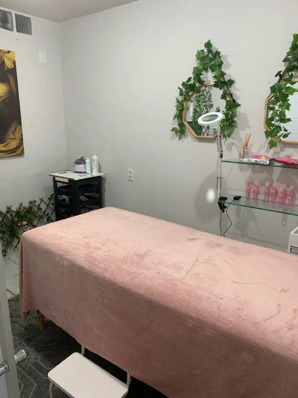 Alugo sala de m um salão de beleza, para depiladora, massagistas, limpeza de pele..