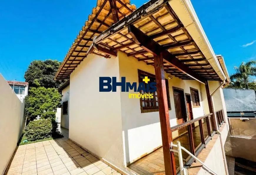 Espetacular Casa no Castelo: 4 Quartos, Piscina Aquecida e Muito Mais!