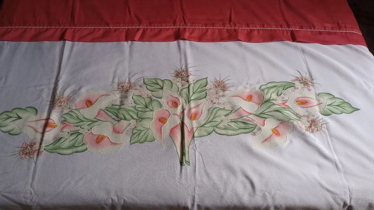 Colcha de Cama solteiro com Pintura Floral feita a mão com muita delicadeza.