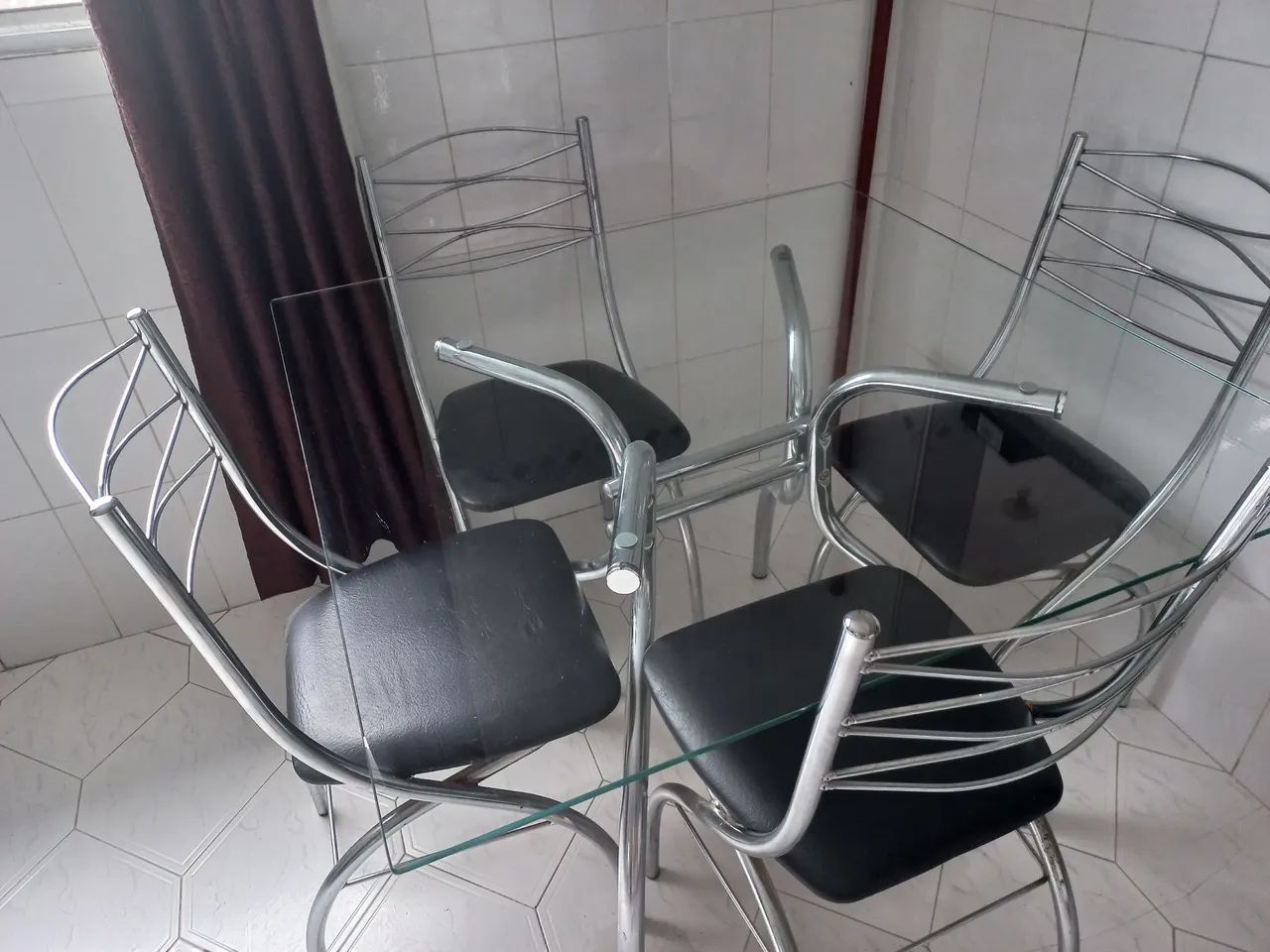 Mesa de vidro com 4 cadeiras