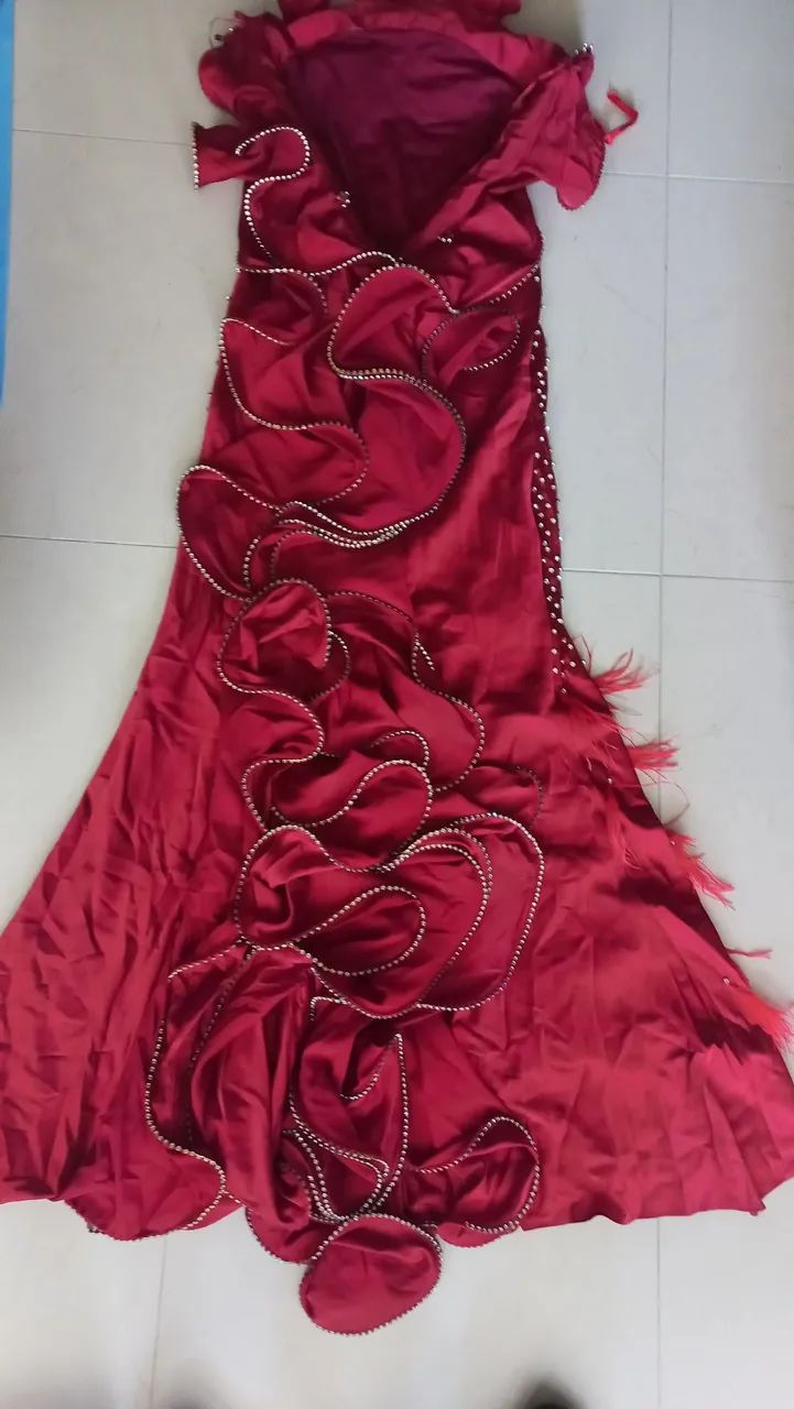 Vestido de Festa Vermelho com Detalhes em Penas - Foto 4