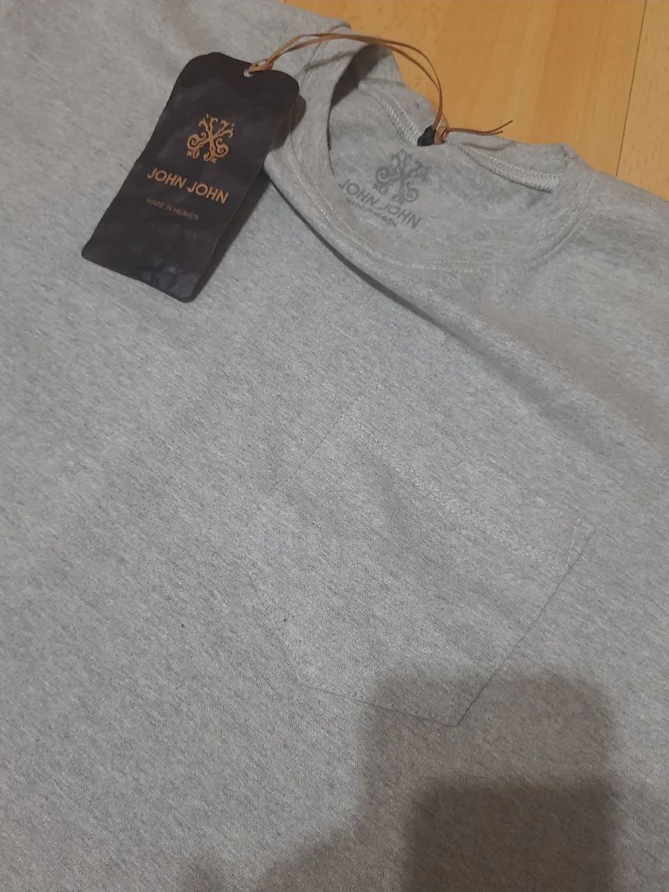 Camiseta John John Cinza com Bolso - Foto 2