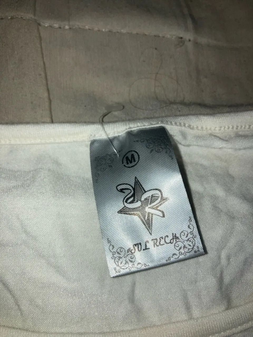 Blusa branca de manga comprida com botões - Foto 2
