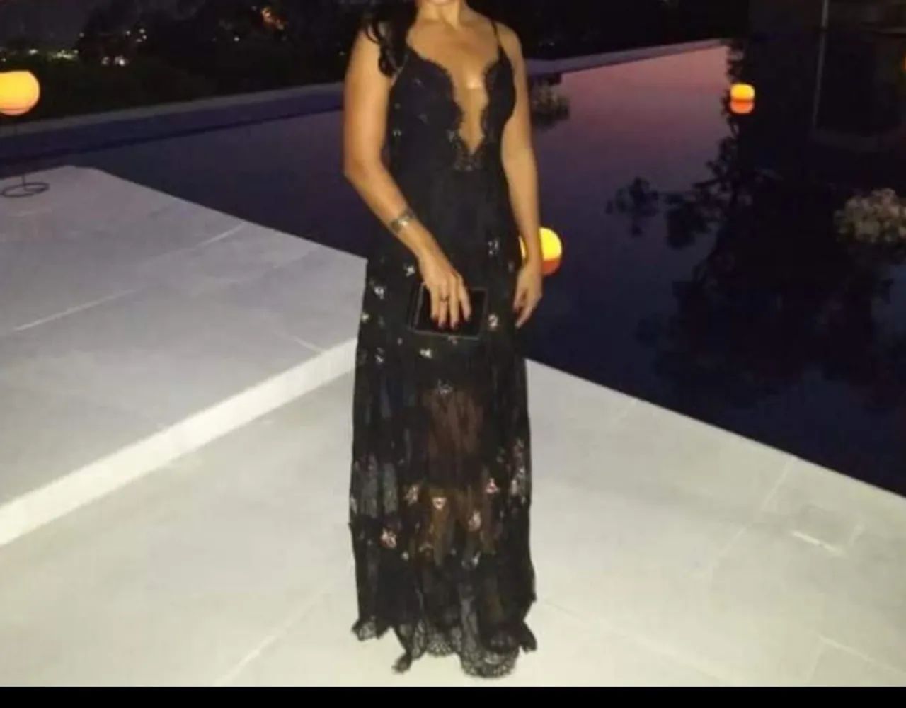 Vestido longo preto de renda com flores - Foto 2