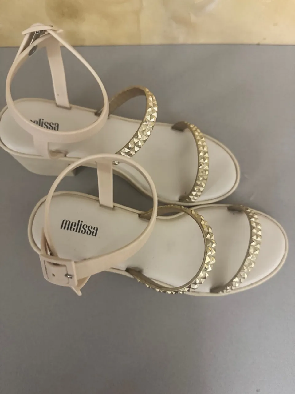 Sandálias Melissa com Detalhes Dourados