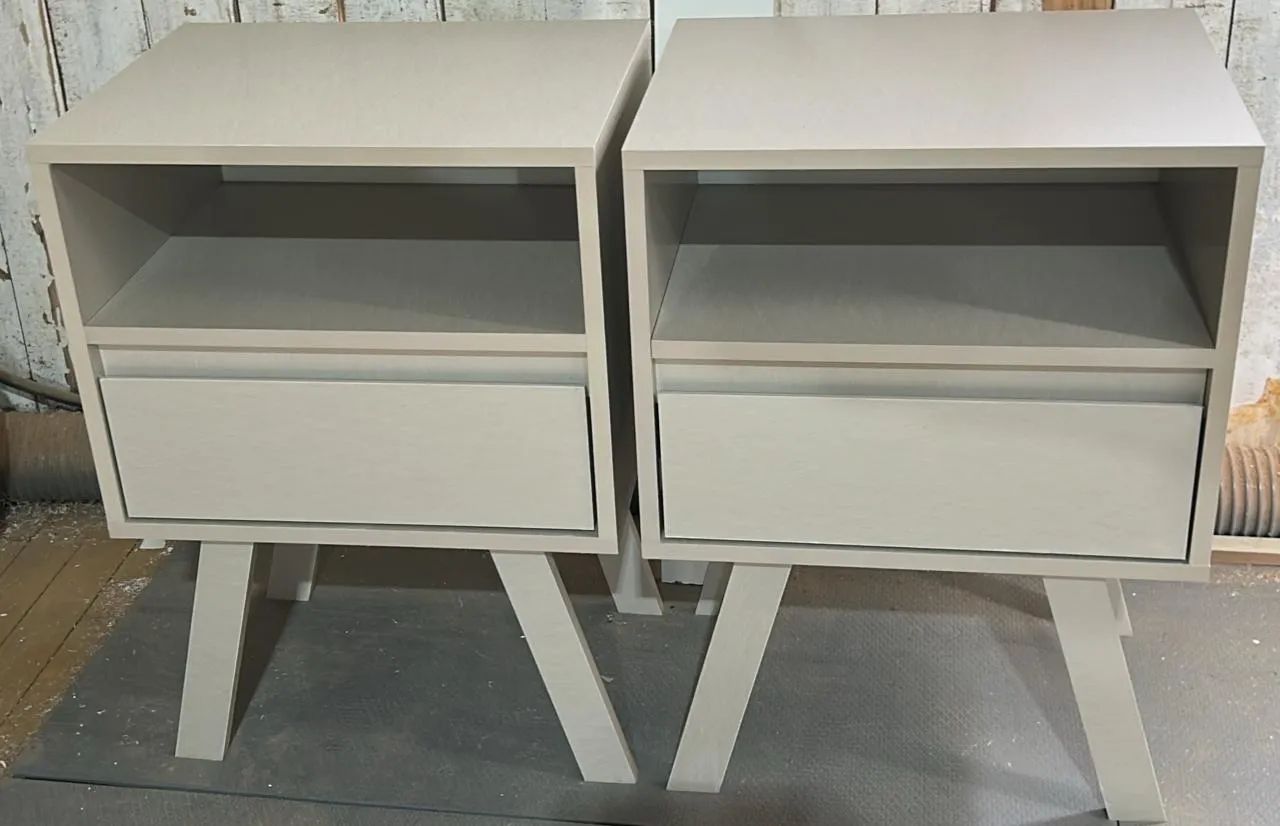 Par de Mesas de Cabeceira MDF 100% com Pezinho