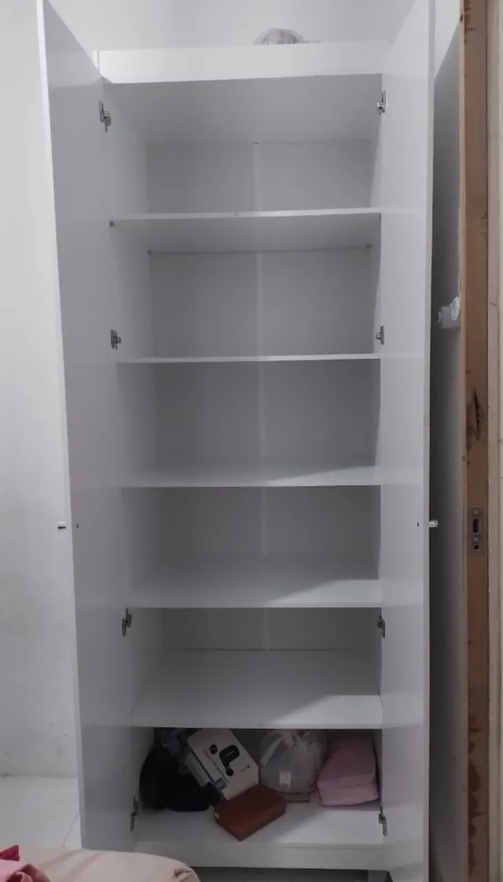 Armário Branco com Prateleiras