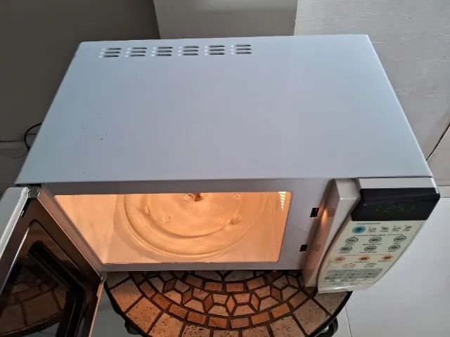 Micro-ondas Eletrolux 18l - Foto 5