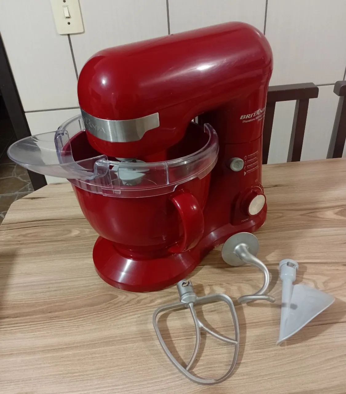 Batedeira Planetária Britânia Turbo 12 velocidades com 4 batedores semi-nova - Foto 2