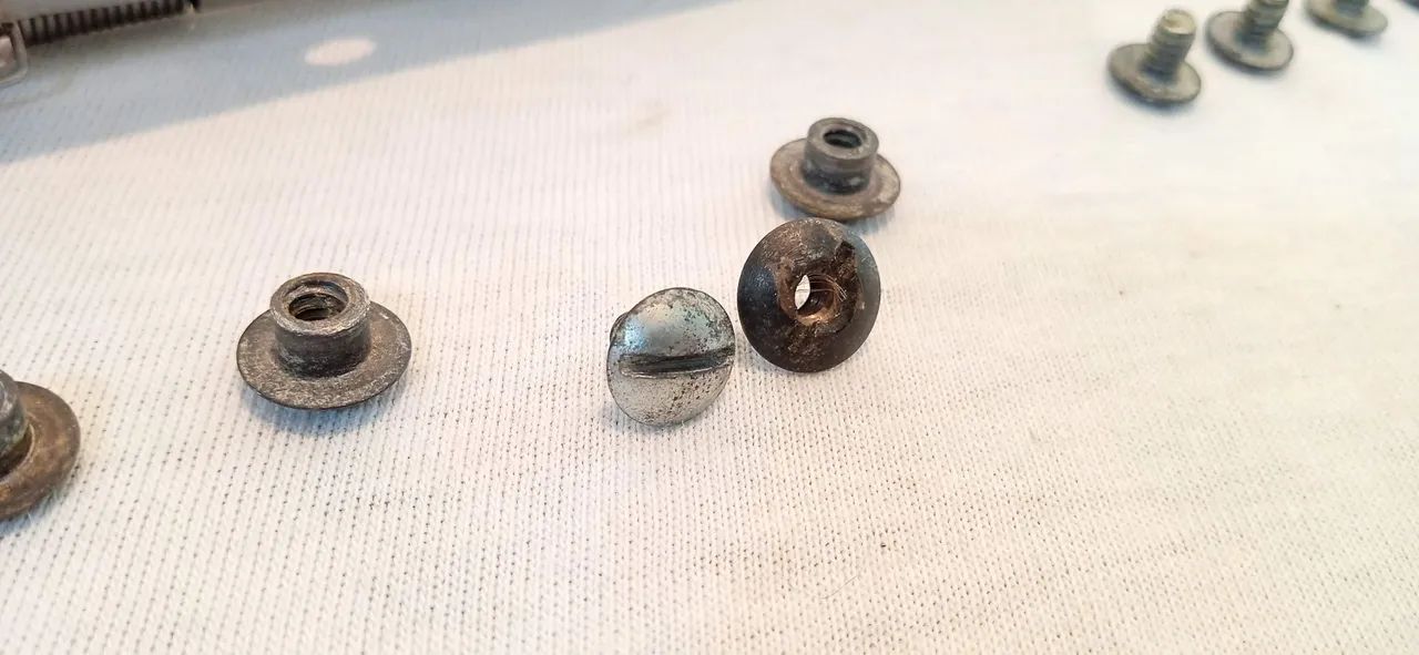 Dobradiça manteigueira  geladeira Frigidaire antiga com parafusos - Foto 5