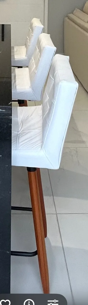 Vendo 3 banquetas courino pés de madeira