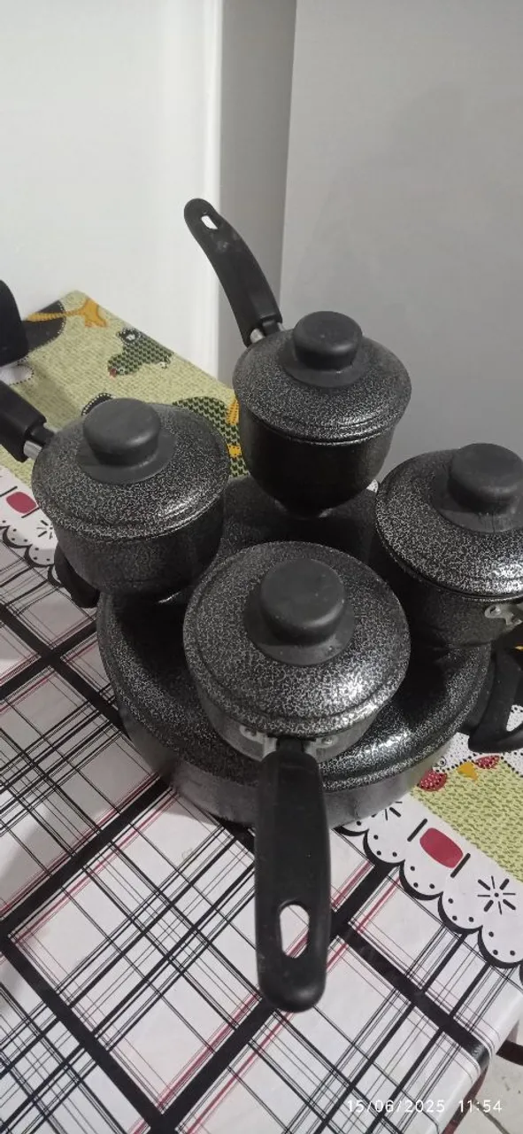 Conjunto de panelas e frigideira antiaderente