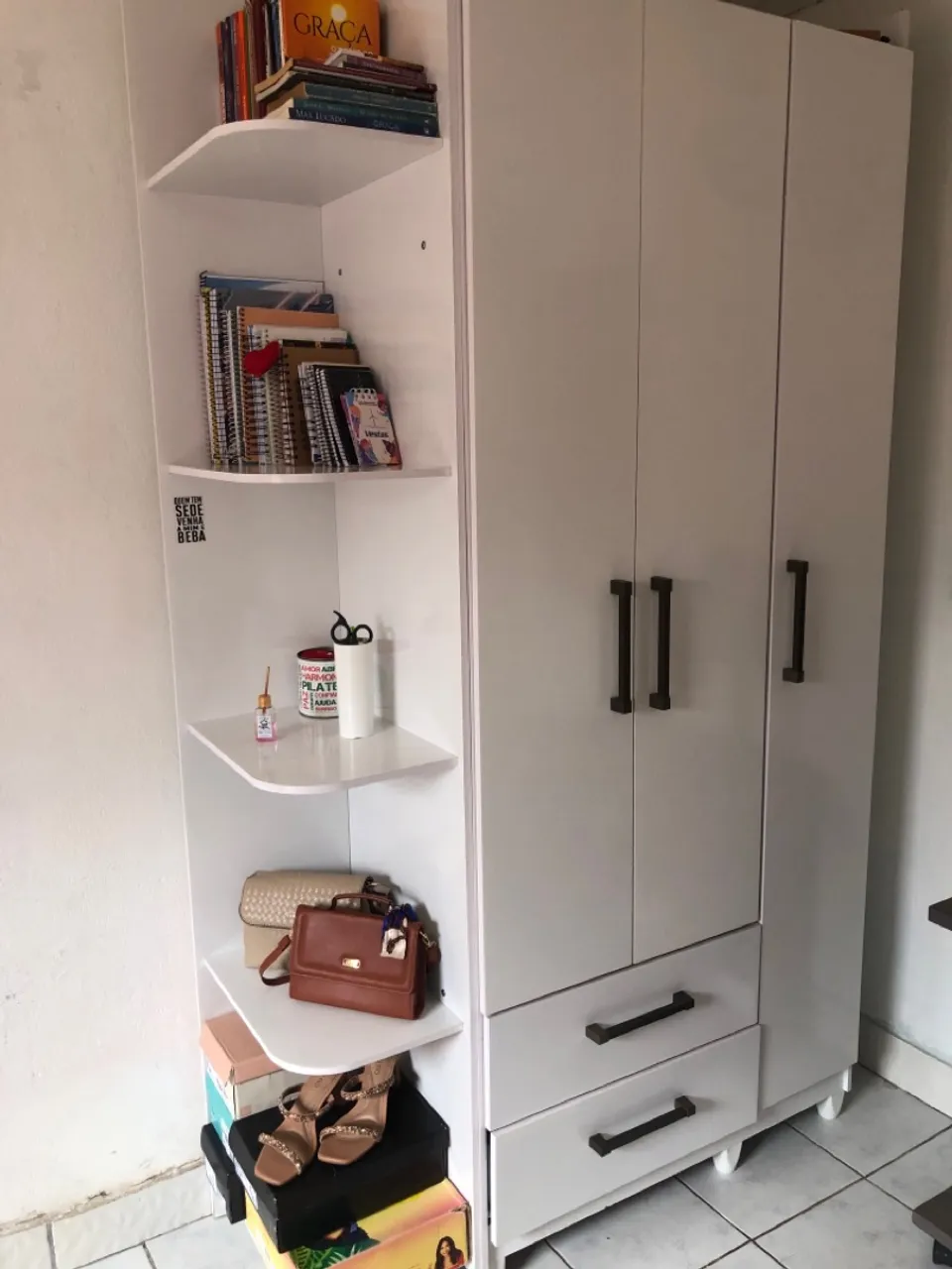 Guarda-Roupa Branco com Prateleiras