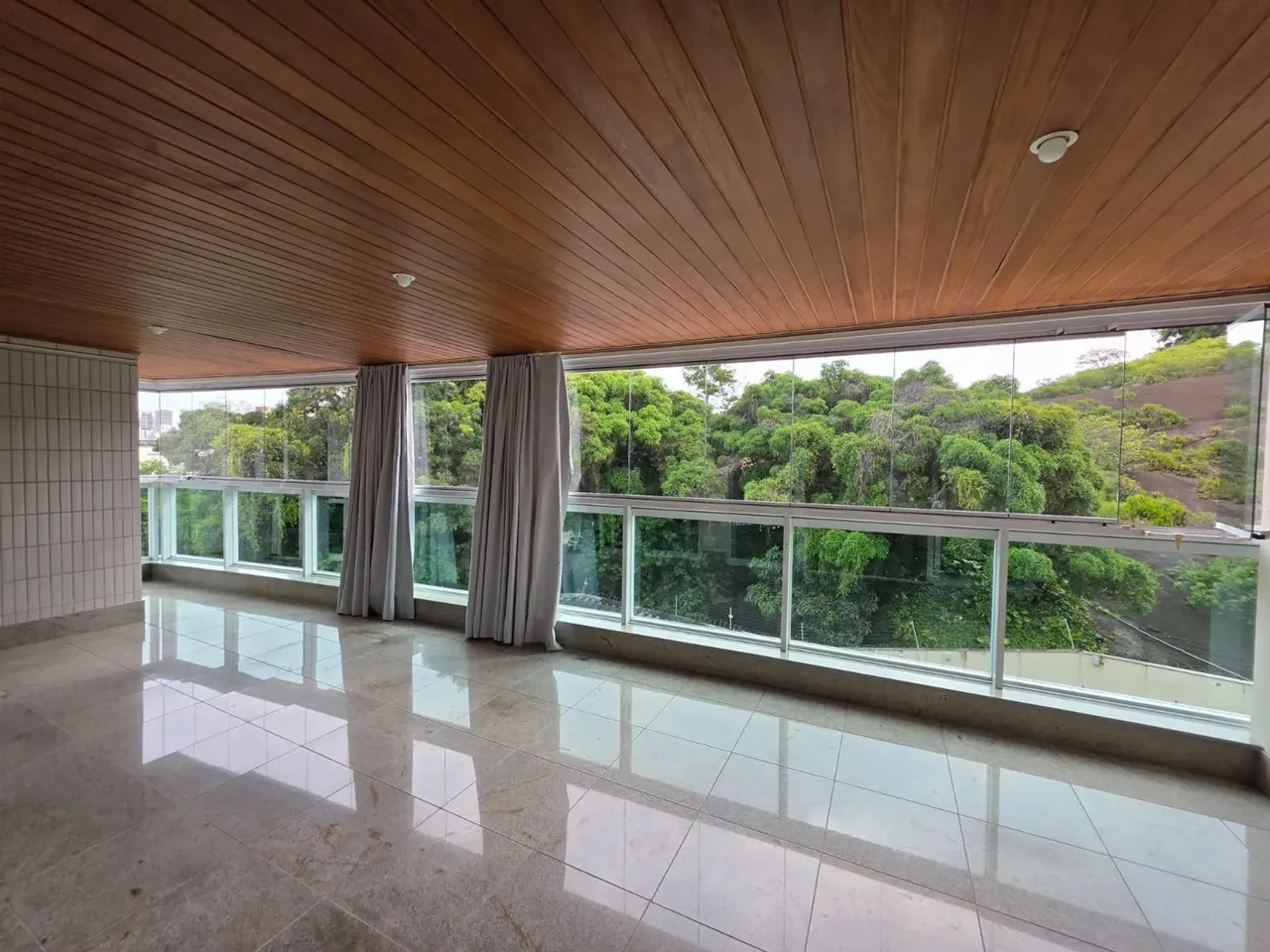 Aluguel de Apartamento de Luxo na Praia do Canto, Vitória-ES: 4 Quartos, 2 Suítes, 3 Vagas