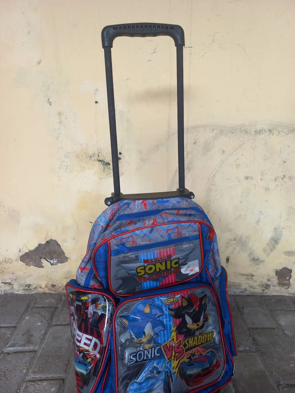 Mochila Sonic vs Shadow com rodinhas - Foto 3