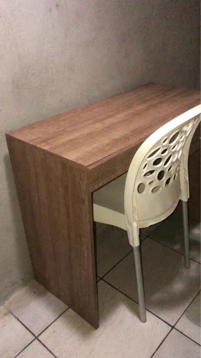 Escrivaninha de madeira com gaveta - Foto 2