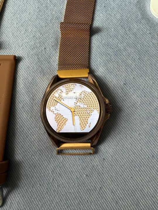 Smartwatch Michael Kors dourado com pulseira de metal