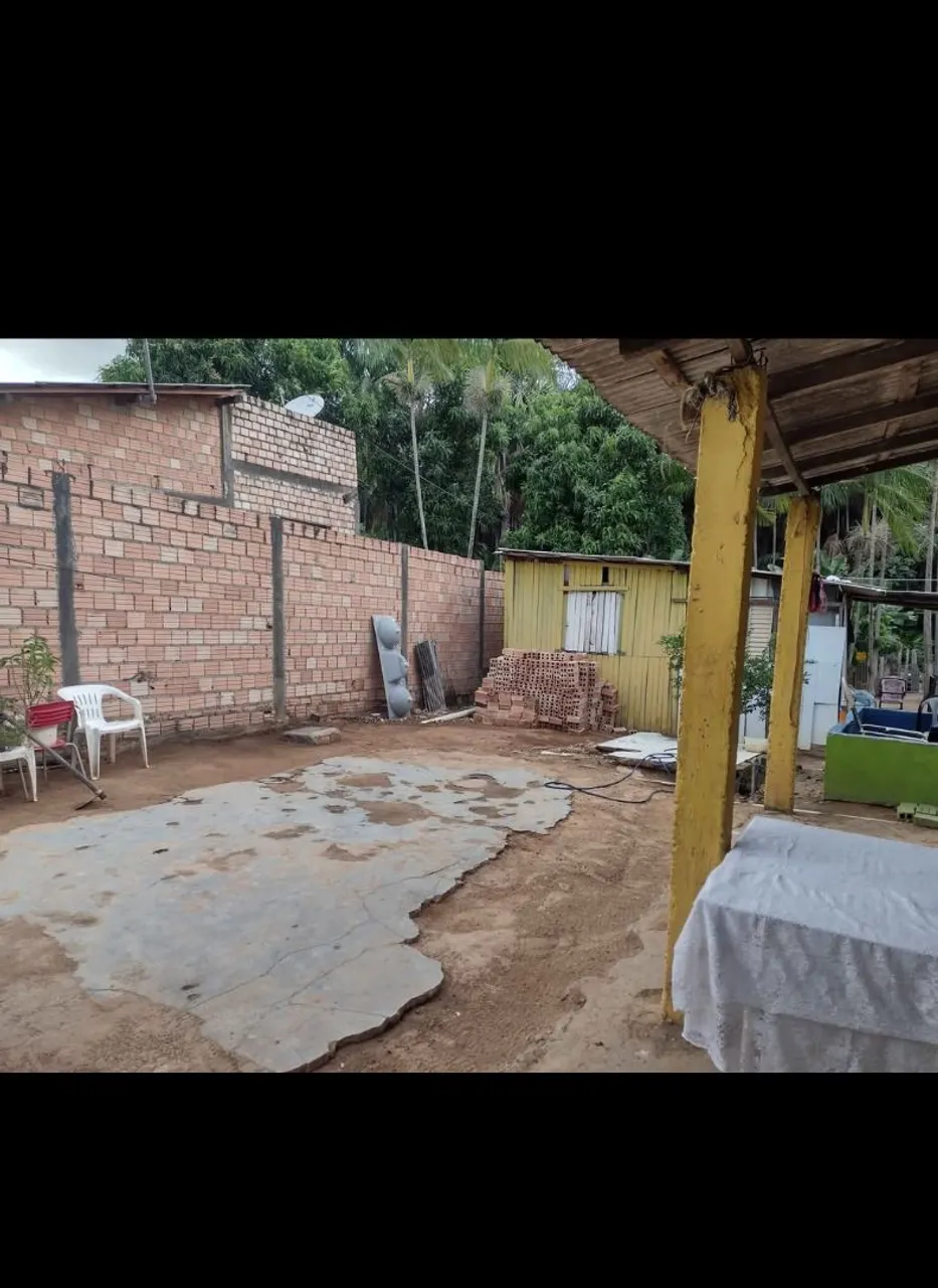 Vendo casa no cidade satélite bem localizado perto de tudo tem um pouquinho de débito