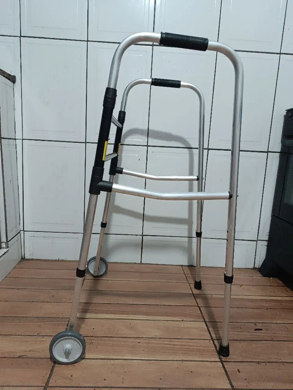 Andador de alumínio portátil 