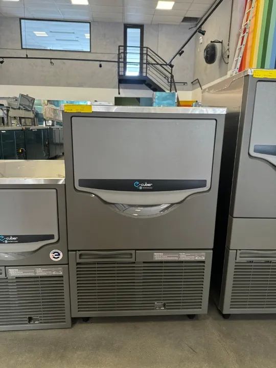 Máquina De Gelo Industrial Em Cubos 60kg Srm-60 Macom Cor Ci Cor Cinza 220V