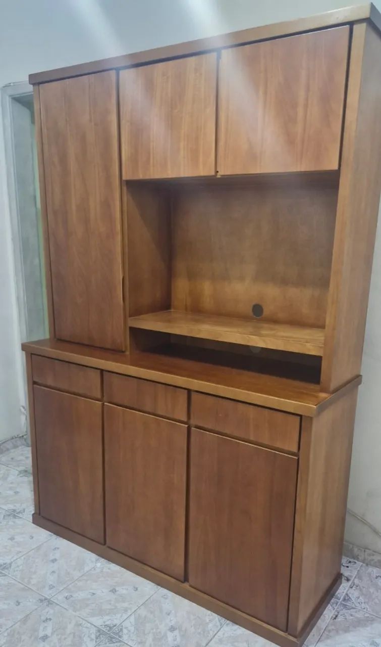Estante com 3 gavetas e 6 portas em madeira nobre, seminova. - Foto 3