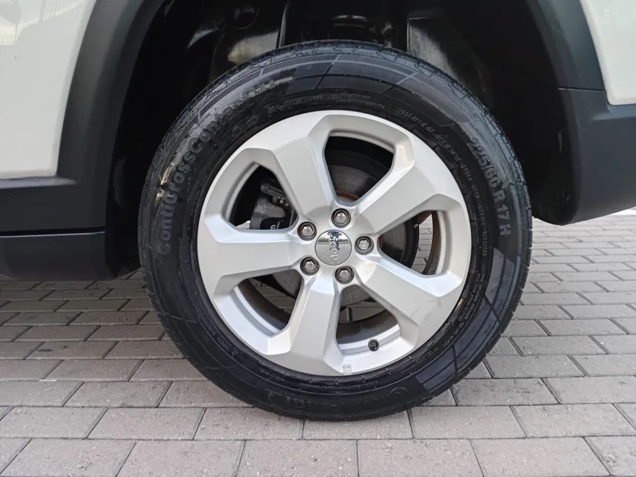 Roda JEEP 17 com Pneus 205/60 R17H Continental CrossContact