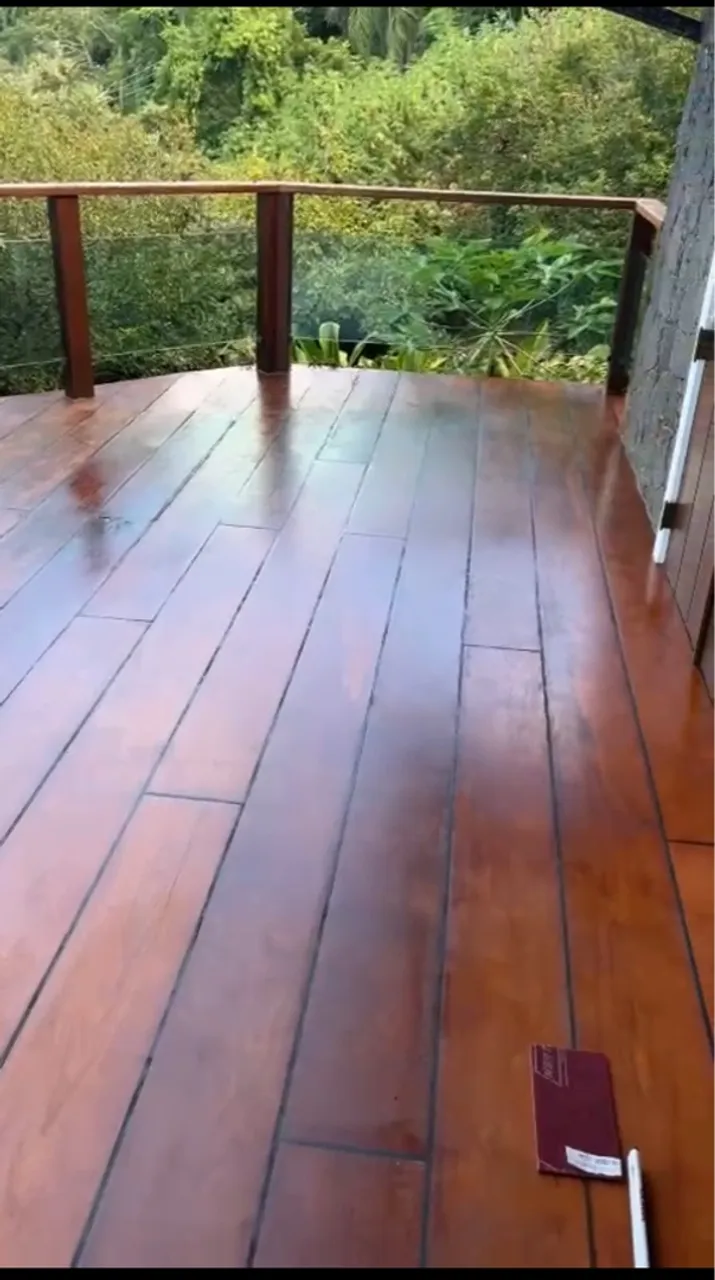 Lixamento e pintura de madeira