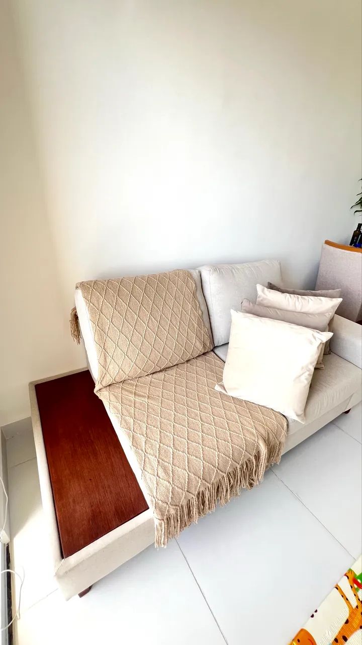 Sofá com Base Lateral em Madeira de Lei - Foto 2