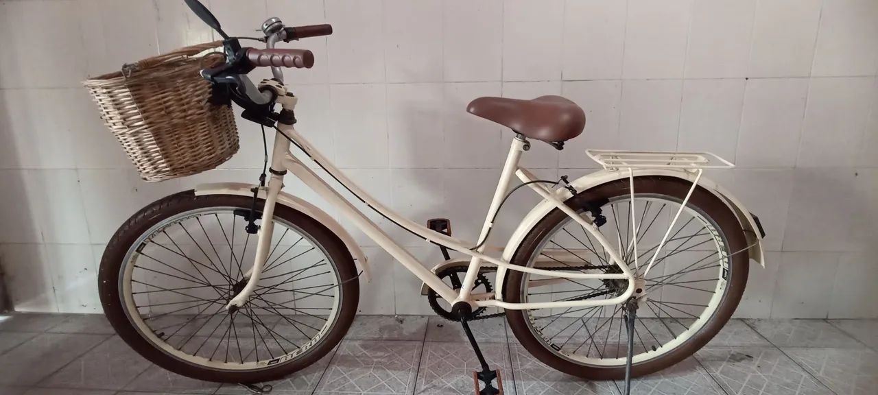 Bicicleta feminina vintage com cestinha bege aro 26