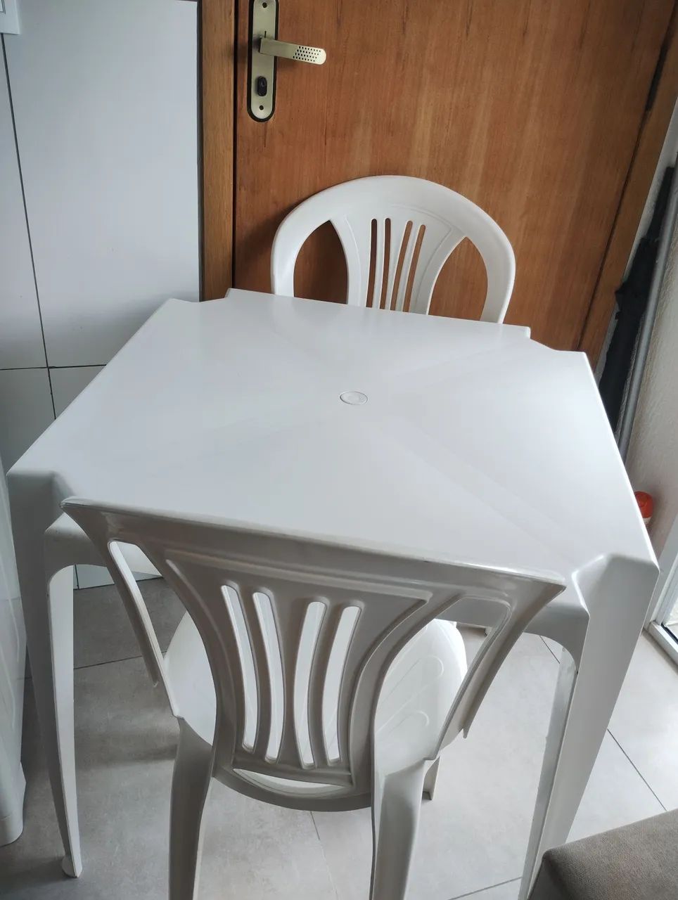 Mesa Plástica com 2 cadeiras