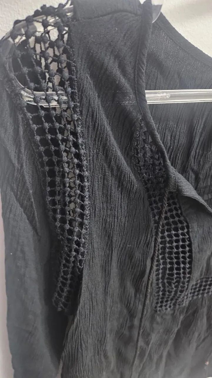 Blusa preta com detalhes renda - Foto 5