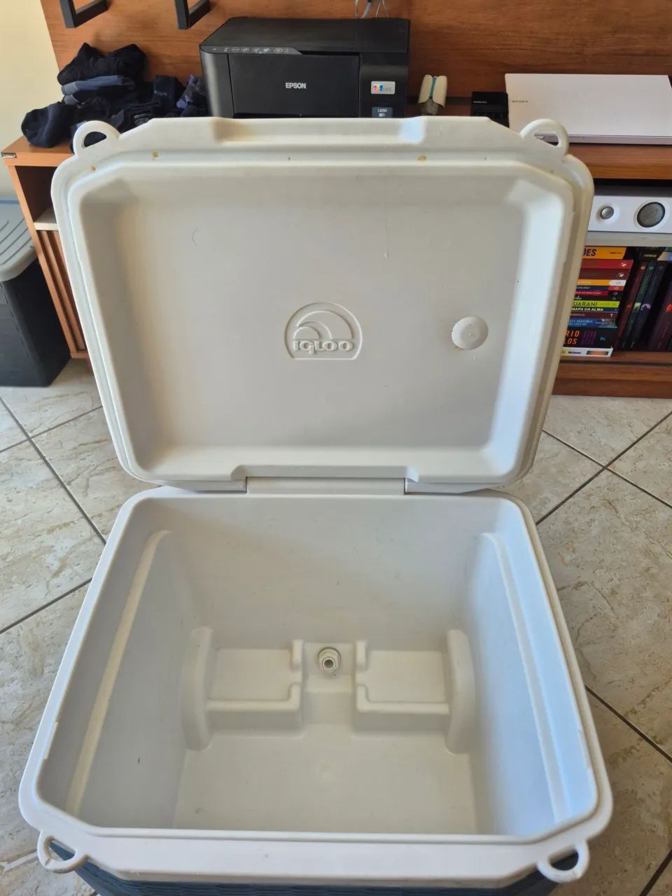 Caixa térmica azul e branca igloo maxcold quantum roller 49 litros - Foto 2
