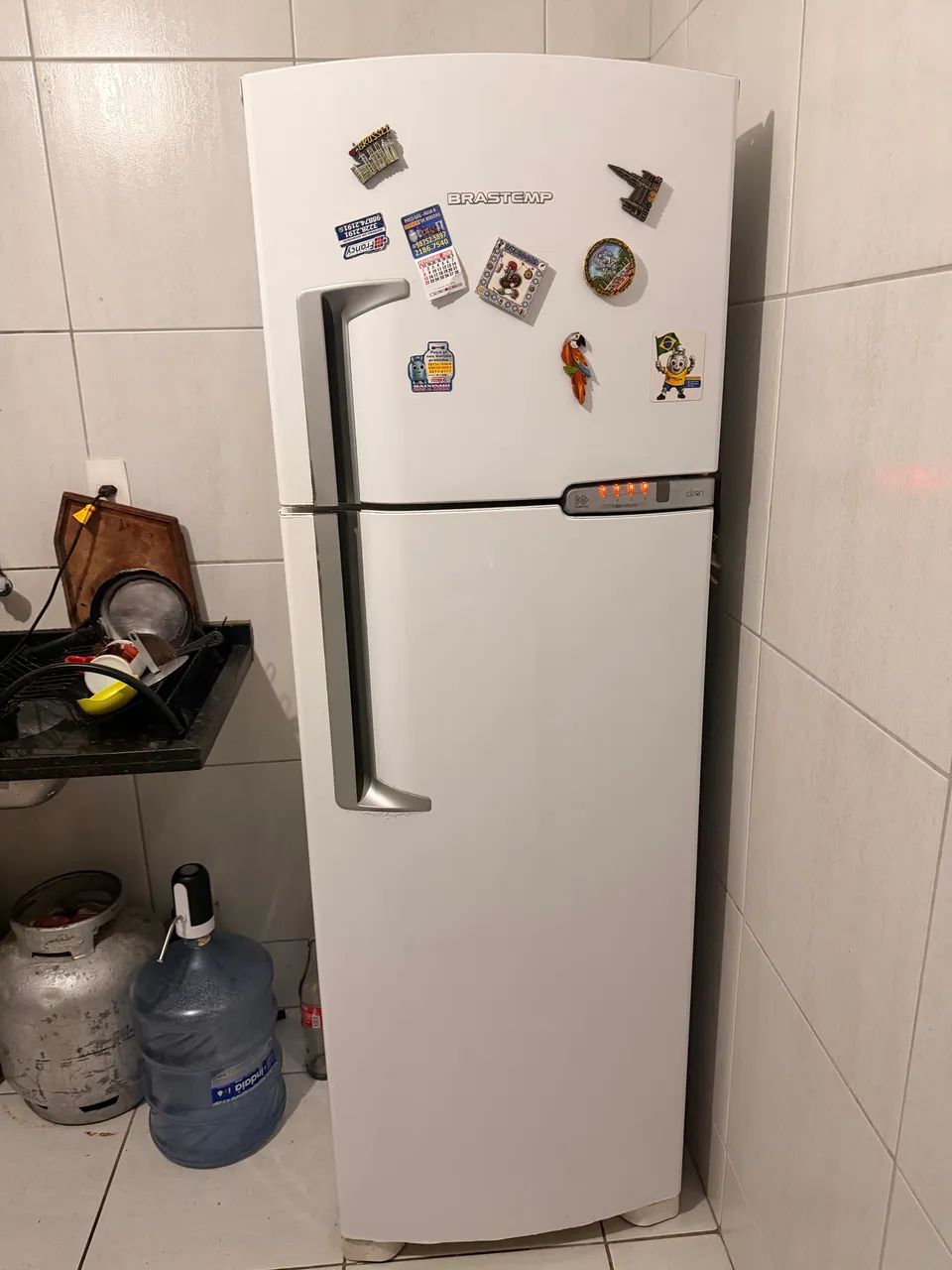 Vendo geladeira semi nova 