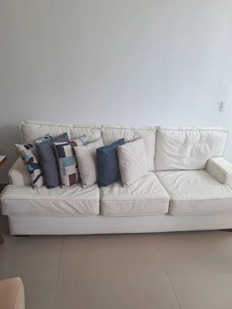 Sofá branco de 02 e 03 lugares - Foto 2