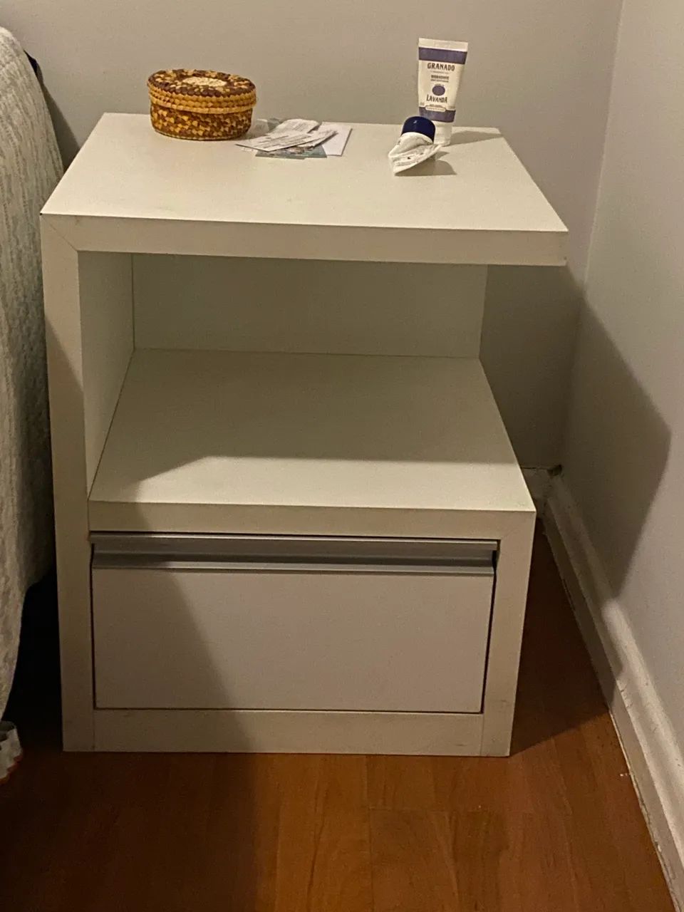 Mesa de cabeceira branca com gaveta