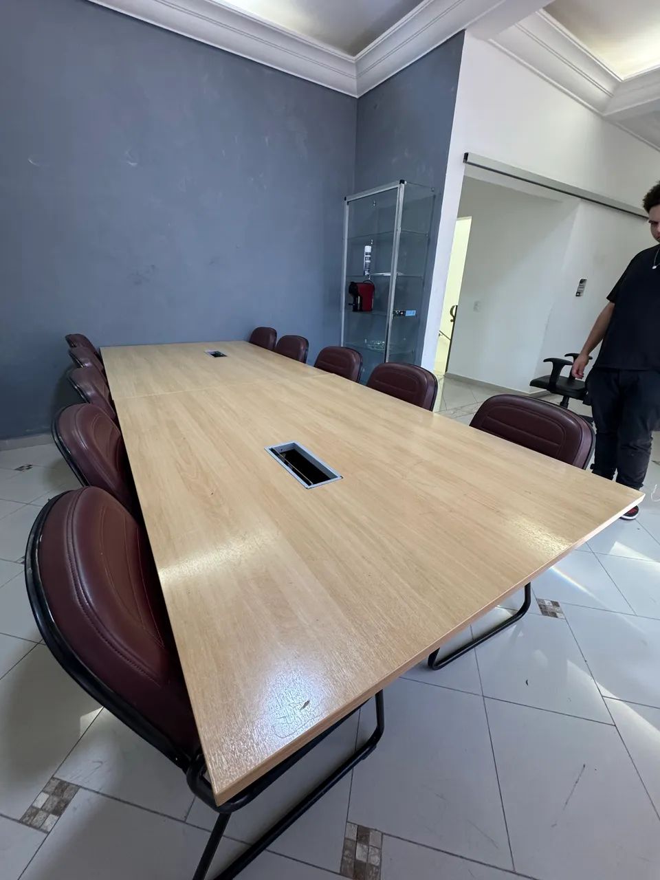Mesa escritório 3,20 x 1,2 + 10 cadeiras de couro  - Foto 2