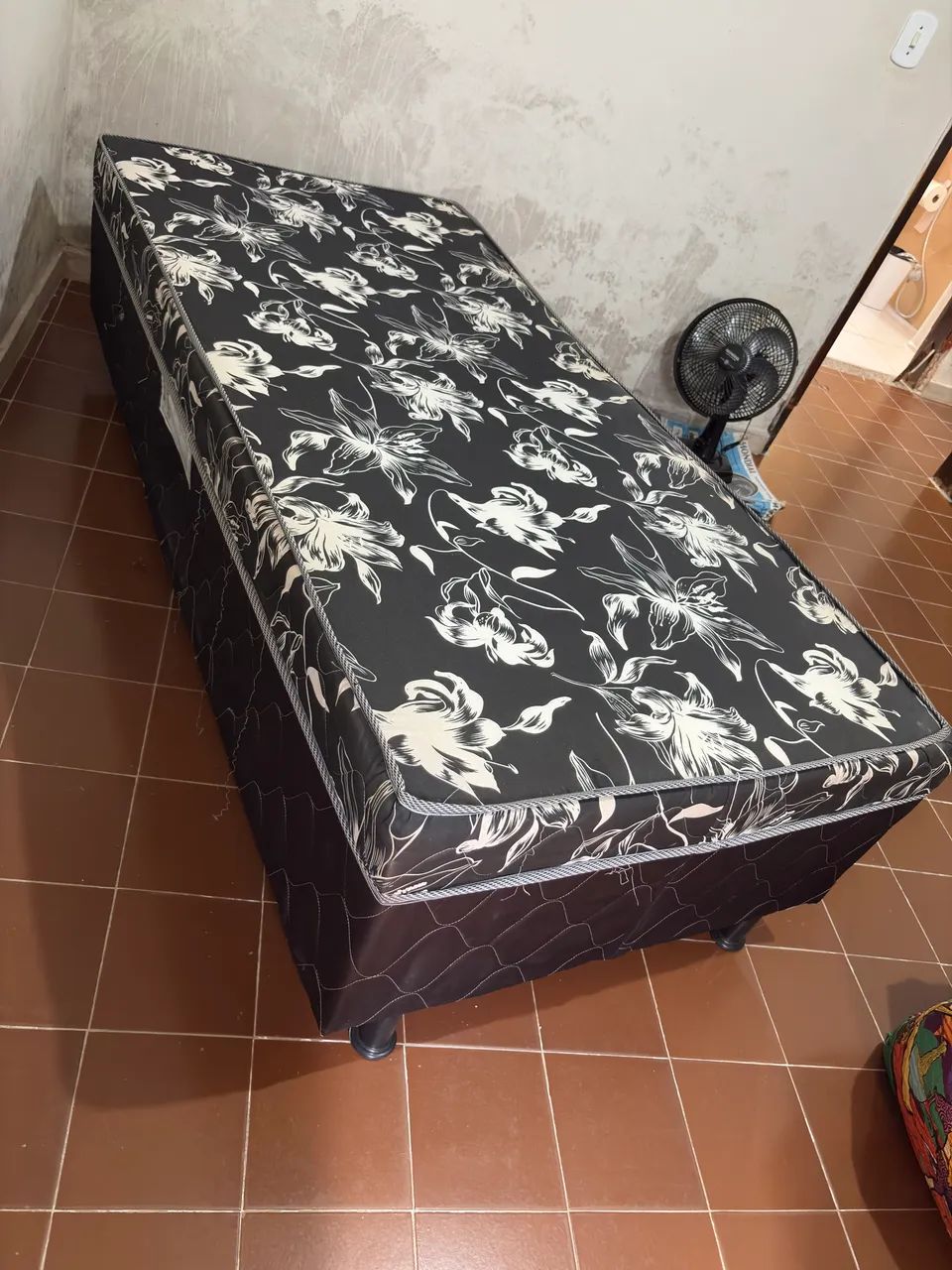 Cama Box de Solteiro com Colchão - Conservada