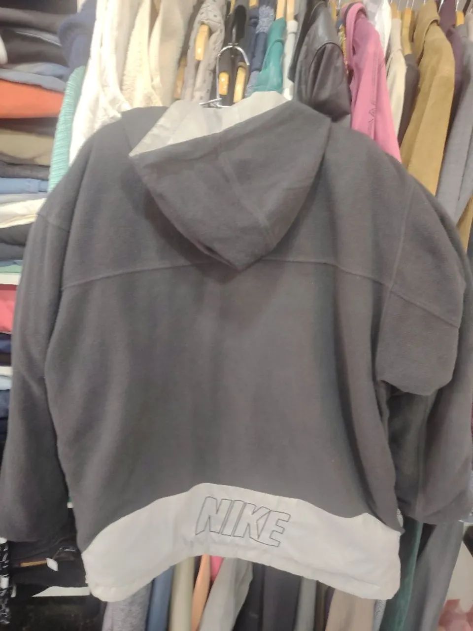 Jaqueta puffer dupla face com capuz Nike vintage - Foto 4
